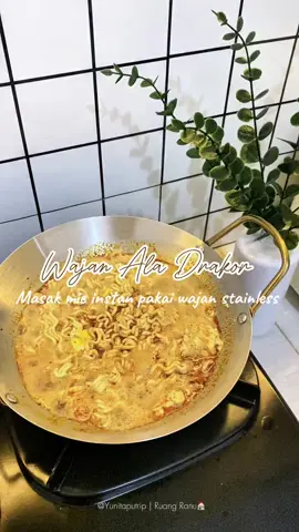 Pecinta drakor kumpul sini!! Wajib punya barang satu ini ~  Wajan Stainless Steel dari @Houseland.id  yang beli 1 dapat 3 wajan✨ Masak pakai ini, bikin mie instan mu naik kelas. Bikin vibes makan jadi ala-ala di Drama Korea 😋✨ Yuk samaan!  #wajanstainless #wajanantilengket #wajanmurah #dapuraesthetic #wajanmultifungsi 