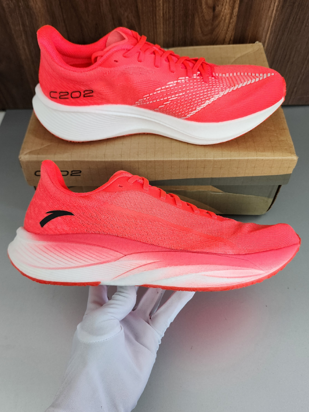 Giày chạy bộ Anta C202 5. Mẫu giày có đế carbon nằm trong phân khúc tập luyện. Bền, nhẹ, nảy, giá thì hơn 1 triệu tí #chaybo #thoitrangchaybo #aochaybo #quanchaybo #giaychaybo 