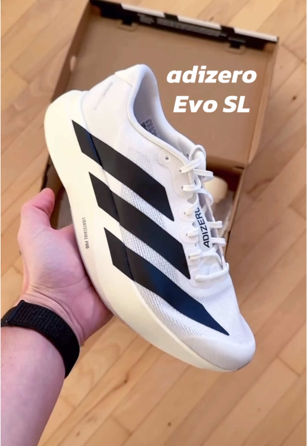 adidas adizero Evo SL รองเท้าวิ่งที่เบาพิเศษ ด้วยวัสดุ Lightstrike Pro ช่วยรองรับแรงกระแทก นุ่มเด้งทุกฝีก้าว ดีไซน์มินิมอลโฉบเฉี่ยว ทั้งใส่เที่ยว ใส่ออกกำลังกาย #adizero #adizeroevosl #adizeroevoslwhite #adidas #รองเท้าวิ่ง 