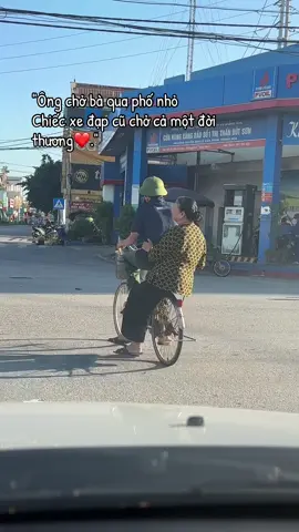 Trên con phố tập nập dòng xe, thấy ông chở bà trên chiếc xe đạp cũ, một tình yêu tuổi già thật đẹp, chúc ông bà luôn mạnh khoẻ, vui vẻ. Con xin phép ghi lại khoảnh khắc thật tuyệt vời này ạ❤️#cuocsongthuongngay #hanhphuc #hanhphuctuoigia♥️ 