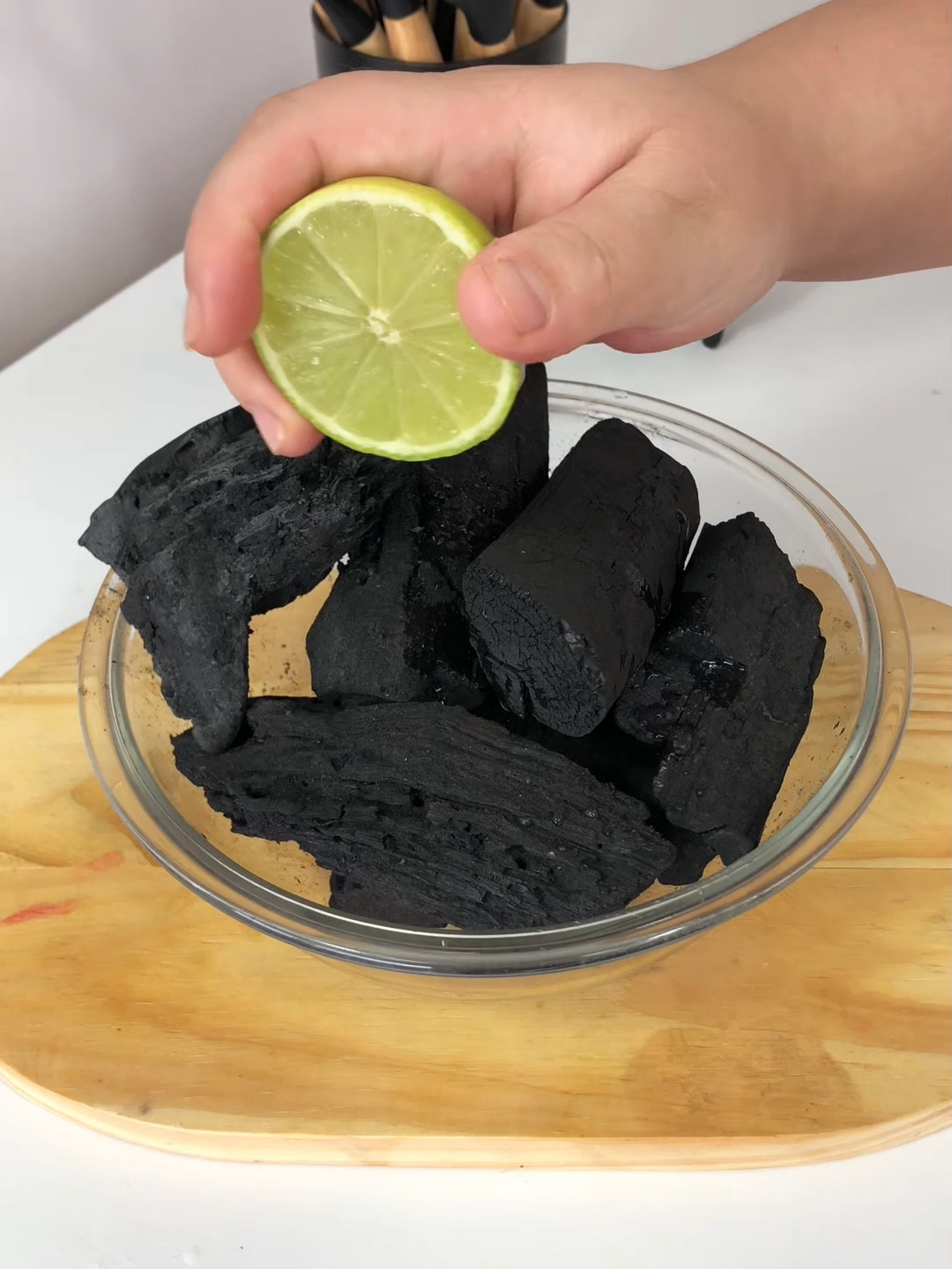 Squeeze lemon on charcoal and couldn’t believe this! #cleaning #charcoal #KitchenHacks