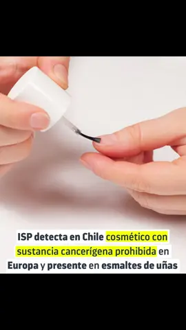 *Atención Chicas!* 💃🏻 💅🏻 El Instituto de Salud Pública (ISP) advirtió sobre la presencia de una sustancia cancerígena prohibida en Europa en un producto cosmético comercializado en Chile.  🤯 Esta sustancia, presente en esmaltes y geles semipermanentes para uñas en el viejo continente, podría provocar graves e irreversibles daños a la salud. 🗣️ El hallazgo se produjo tras revisar la base de datos del organismo, luego de que la Unión Europea anunciara la prohibición de los compuestos óxido de difenilfosfina (TPO) y dimetil-p-toluidina (DMTA). “La verificación arroja como hallazgo un producto que tiene registro sanitario de productos cosméticos autorizado por el Instituto de Salud Pública y que contiene una de estas sustancias prohibidas”, informó el ISP. 📝 Ante esto, el ISP notificará al titular del producto con dos exigencias: retirar del mercado el cosmético y modificar su fórmula para reemplazar el compuesto. También publicará una nota informativa con detalles sobre los riesgos, las sustancias prohibidas y el nombre del producto, aún no revelado. 🗣️ La medida sigue la decisión de la Comisión Europea, que prohibió estos químicos por ser carcinógenos, mutágenos o tóxicos para la reproducción. “Tanto el TPO como el DMTA son disruptores endocrinos, pero los prohíben como CMR”, explicó el catedrático Nicolás Olea. Estos compuestos pueden provocar infertilidad, cáncer, diabetes, obesidad y trastornos como déficit atencional. #parati #tiktok #Viral #emech 