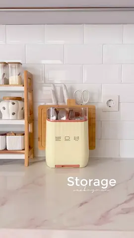 Daripada punya tempat pisau, gunting, sendok, garpu dan talenan terpisah dan ngabisin tempat. Mending beli yang 3in1 kaya gini aja. Pastinya jadi lebih henat tempat 🥰😍 . Bahannya juga kokoh ya bukan plastik yang tipis dan gampang meleot gitu. Manteep sihhh kalo menurut aku 👍🏻 . #RakDapurMinimalis #TempatPisauModern #RakPeralatanDapur #TempatSendokEstetik #rakdapursederhana 