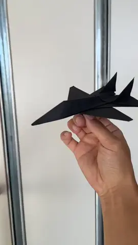 este e um modelo de jato de caça feito de papel,que voa incrivelmente bem 