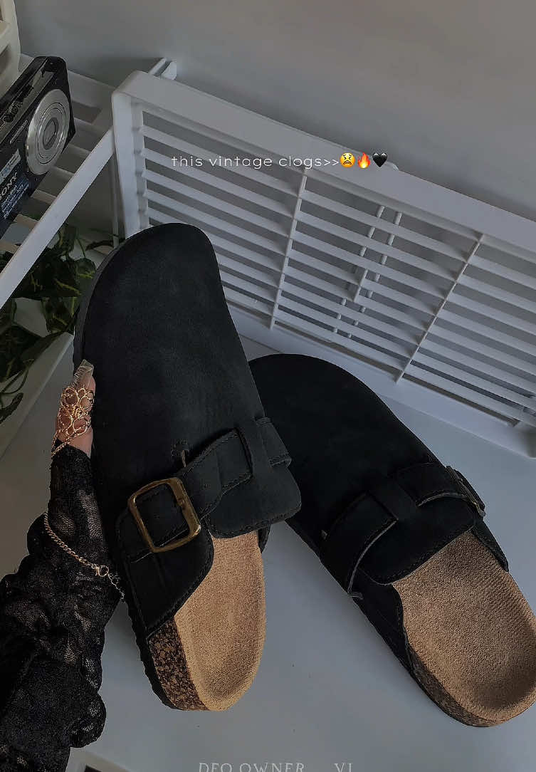 unisex vintage clogs😫🔥 the quality of this clogsss!!!🖤 #clogs #halfshoes #unisex #comfyshoes #fashion 