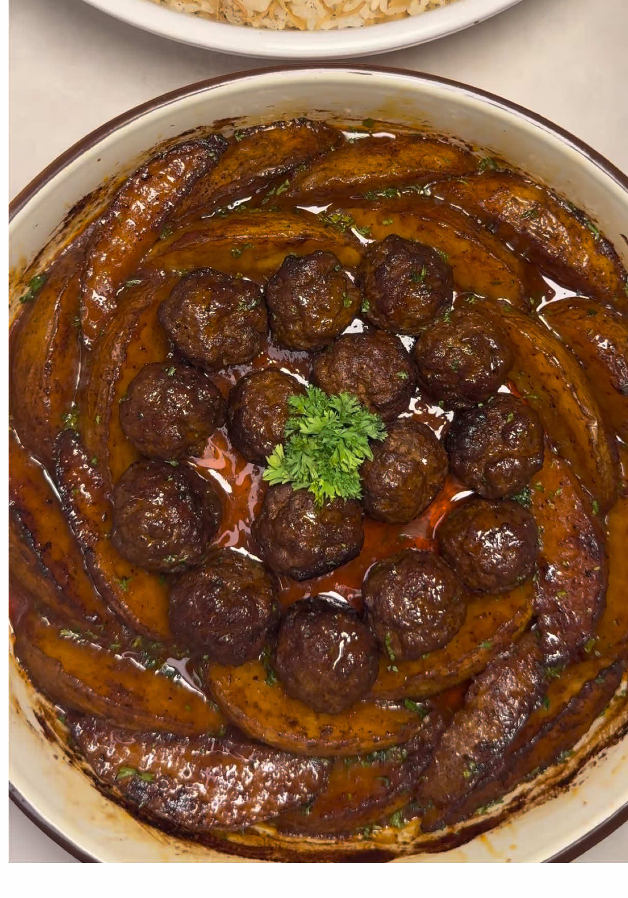 كور اللحم مع البطاطس بالفرن ورز بالشعيريه  الطريقة: اللحم : لحمه مفرومه  ملح فلفل اسود  ونعجنه زين علشان ماينفك معانا بالقلي ونعمله كور  البطاطا : نغسلهم ونقطعهم ونجففهم  ونضيف عليهم التوابل ( ثوم بودره - بصل بودره - فلفل اسود - كمون - بابريكا - زيت زيتون - ملح )  نخلطهم كويس  ع النار  ب طاوه  نضيف زيت زيتون  وننزل كور اللحم  ونحمرهم من كل طرف  • النار مو عاليه مو قصيره  مرات نرفع ومرات نقصر بس لا ينحرق الزيت ضروري لأنه بيطلع ريحة حرق وتخرب  خليته تقريباً ٢٠ دقيقه  وبعدها رفعت اللحم بصحن على جنب  ونزلت البطاطا وحمرتها من كل الاطراف  الصوص : ب طاوه زيت  بصل ونتركه يذبل ونضيف ملعقتين صلصه ونتركهم يتسبكون ع النار  اضفت حبة ( مرق دجاج ) واخر شي مويه  ورفعتها من ع النار لما غلت  وبصحن فرن  صففت البطاطس وكور اللحم  واضفت فوقهم الصوص بس و ل فرن مسبق التسخين ( حرارة ٢٠٠ )  ندخل الصينيه ونقصر ل ١٨٠  تركتها نص ساعه  استوت وطلعتها   • الاستواء ووقت الاستواء عائد على حجم الكور كل ماكبرت طولت  الرز : زبده ملعقه كبيره شعيريه  ونحرك لما تاخذ لون بُني  وبعدها ننزل كوبين من الرز المصري منقوع نص ساعه مغسول ومصفى  و ملح او اي رز نوع ثاني الي تحبون  بس اذا كان رز مصري  لازم ينحمس على النار اقل شي ١٠ دقايق  بتحسون ب يدكم كيف يتغير ويثقل وتصير كل حبه لحالها  •لازم يوصل لهالقوام  ونزلت مويه مغليه ومُجرد مايغلي نقصر النار اقصر شي ( شمعه ) ونقفل القدر نص ساعه بالضبط يكون مستوي  •مانفتح عليه ابداً  بعد ماينضج طفيت النار و اضفت قطع زبده صغيره ( اختياري ) وحركته وقفلت عليه ٢٠ دقيقه  وقدمتهم  وبس وبالعافيه ♥️
