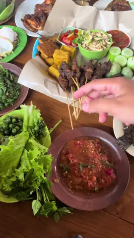 Makan siang tema masakan sunda emang paling mantep ✨ cobain deh ke Rumah Makan Teh Haji Citalang, Purwakarta🥰 sering banget kesini, menunya enak-enak dan murah meriah gais. Ada paketan juga. Lokasi juga di deket persawahan gitu. Jadi suasananya enak bgt, di tengah-tengah juga ada kolamnya jadi kalo bawa anak-anak bisa bikin anteng buat liat ikan-ikan🥰 #rumahmakantengahsawah #rmtehhajicitalang #purwakarta 