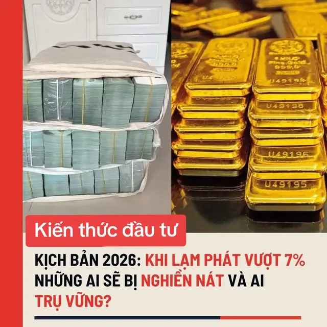 BẢN CHẤT CỦA TIỀN TỆ LÀ ĐỒNG TIỀN LUÔN MẤT GIÁ KHI NỢ PHÌNH TO Giả sử năm 2026, chỉ số giá tiêu dùng (CPI) tại Việt Nam vượt ngưỡng 6-7%. Đây không chỉ là một con số, mà là rào chắn tâm lý, nơi niềm tin vào đồng nội tệ lung lay rõ rệt. Khi đó, bốn kênh chính mà nhà đầu tư Việt Nam đang nắm giữ sẽ biến động ra sao? 1. Tiền gửi ngân hàng,lớp băng mỏng dễ vỡ • Lãi suất tiết kiệm 12 tháng hiện tại chỉ quanh 4,5 – 5,5%. Nếu lạm phát thực tế vượt 7%, nghĩa là người gửi đang âm 2% - 3%/năm về sức mua thực tế. • Ngân hàng có thể buộc phải nâng lãi suất để hút tiền gửi, nhưng áp lực thanh khoản và nợ xấu sẽ khiến mức tăng không đủ nhanh. • Kết quả: gửi tiết kiệm trở thành một dạng “thuế vô hình” bạn nhận vài đồng lãi danh nghĩa nhưng thực chất đang mất dần giá trị tài sản. 2. Vàng ? thước đo thật của đồng tiền • Khi lạm phát vượt 7%, niềm tin vào VND sẽ sụt giảm mạnh. Vàng, đặc biệt là vàng nhẫn và vàng vật chất, sẽ bùng nổ nhu cầu. • Thị trường trong nước có thể chứng kiến chênh lệch giá vàng nội,ngoại tăng kỷ lục vì tâm lý tích trữ. • Nhà đầu tư nào lặng lẽ nắm giữ vàng trước khi cơn sóng đến sẽ là người chiến thắng, trong khi đám đông mua sau sẽ mắc kẹt trong giá chênh và rủi ro chính sách. 3. Bất động sản ? hai mặt của đồng xu • Đất nền và bất động sản thực (có pháp lý rõ ràng, vị trí tốt) vẫn là kênh trú ẩn dài hạn. Bởi trong lịch sử, đất luôn là tài sản chống lạm phát tự nhiên. • Tuy nhiên, bất động sản đầu cơ, căn hộ cao cấp thổi giá, dự án chưa hoàn thiện sẽ sụp đổ thanh khoản. Khi lãi suất cho vay bị đẩy lên, người vay nợ kẹt vốn sẽ buộc bán tháo. • Nghĩa là: người giữ đất thật thì sống, người ôm giấy tờ ảo thì chết. 4. Chứng khoán? nơi lạm phát phân hóa thị trường • Doanh nghiệp có tài sản thực (dầu khí, hàng hóa, kim loại, năng lượng, nông sản) sẽ hưởng lợi từ giá tăng. Cổ phiếu của họ có thể trở thành nơi trú ẩn. • Ngược lại, các ngành phụ thuộc vào vốn rẻ (ngân hàng, bất động sản, bán lẻ xa xỉ) sẽ chịu sức ép khổng lồ. Lợi nhuận giảm, giá cổ phiếu lao dốc. • VN-Index khi đó sẽ không còn là thước đo toàn thị trường, mà chỉ phản ánh cuộc chia rẽ giữa “doanh nghiệp nắm tài sản thực” và “doanh nghiệp sống nhờ vốn vay”. Bức tranh tổng thể • Người gửi ngân hàng: Âm thầm mất giá trị tài sản. • Người giữ vàng: Trúng đậm trong cơn sóng mất niềm tin tiền tệ. • Người giữ đất thật: Duy trì giá trị dài hạn, nhưng phải chấp nhận thanh khoản kém. • Nhà đầu tư chứng khoán thông minh: Tránh xa cổ phiếu vay nợ, tập trung vào nhóm tài sản thực, có dòng tiền gắn với hàng hóa. Kết: Khi lạm phát vượt 7%, nền kinh tế sẽ bước vào một cuộc “sàng lọc tài sản” khốc liệt. Đám đông gửi tiết kiệm nghĩ rằng mình an toàn, nhưng thực chất mới là người mất mát nhiều nhất. Còn những ai hiểu bản chất tiền tệ, rằng đồng tiền luôn mất giá khi nợ phình to, sẽ chọn vàng, đất và doanh nghiệp gắn với hàng hóa để bảo toàn giá trị. #thsleviethung #tuduythanhcong #dautuchungkhoan #youngmoney #LearnOnTikTok 