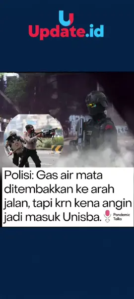Polda Jawa Barat menegaskan bahwa aparat tidak menembakkan gas air mata ke dalam area Universitas Islam Bandung (Unisba). Menurut Kabid Humas Polda Jabar, Kombes Hendra Rochmawan, tembakan dilakukan di jalan raya untuk membubarkan massa berpakaian hitam yang disebut sebagai kelompok anarko. Gas kemudian tertiup angin ke arah parkiran Unisba, sehingga menimbulkan kesan seolah diarahkan ke dalam kampus. Ia juga menolak tudingan bahwa polisi masuk ke area kampus atau membawa senjata peluru karet, menyebut isu tersebut hoaks yang sengaja disebarkan. Hendra menambahkan, bentrokan dipicu karena kelompok anarko disebut melakukan provokasi dengan blokade jalan dan pembakaran ban, bahkan melempar bom molotov ke arah patroli Brimob. Polisi menilai massa itu sengaja memancing aparat agar terlihat menyerang kampus. Namun, keterangan berbeda muncul dari pihak Universitas Pasundan (Unpas) di seberang Unisba. Rosyid, petugas keamanan Unpas, menyebut ada sekitar 48 tembakan gas air mata yang masuk ke dalam kampusnya. Ia mengaku mengamankan sisa proyektil sebagai bukti, dan menyebut sedikitnya 12 orang pingsan akibat sesak napas. Rosyid menegaskan tidak ada provokasi dari mahasiswa Unpas, selain teriakan. Seorang pedagang kopi di sekitar lokasi juga mengatakan bahwa memang ada lemparan batu dan teriakan, tetapi ia tidak melihat adanya pelemparan bom molotov ke aparat. Dengan begitu, versi aparat menekankan bahwa provokasi datang dari kelompok anarko di luar kampus dan gas air mata hanya tertiup angin, sementara versi Unpas dan warga sekitar menyebut tembakan memang masuk ke dalam area kampus dan berdampak langsung pada mahasiswa.#polisi #mahasiswa #prabowo #gibran #tiktok 