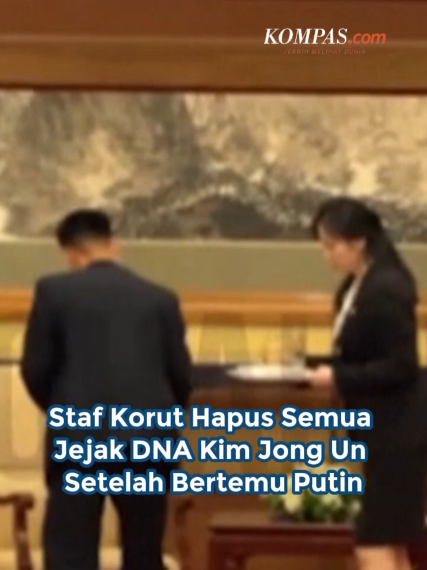 Momen unik terekam usai pertemuan Vladimir Putin dan Kim Jong Un di Beijing pada Rabu (3/9/2025). Seorang staf Korea Utara terlihat mengelap furnitur yang digunakan dalam pertemuan. Video yang pertama kali dibagikan oleh jurnalis Rusia itu diduga memiliki tujuan serius yakni melindungi DNA Kim Jong Un dari pencurian atau pengamatan intelijen asing.  Bahkan sebelum pertemuan, dikabarkan sang pemimpin Kim Jong Un membawa toilet pribadi di kereta lapis baja demi keamanan. Diketahui, Kim Jong Un dan Putin sama-sama hadir di China dalam memenuhi undangan dari Xi Jin Ping di Parade Militer 2025. Dalam acara tersebut, China memamerkan beberapa peralatan tempur, seperti rudal hipersonik dan laser. Kreatif: Safira Nurulita Produser: Elizabeth Ayudya Ratna Rininta ` #KimJongUn #VladimirPutin #KoreaUtara #Beijing ##cut