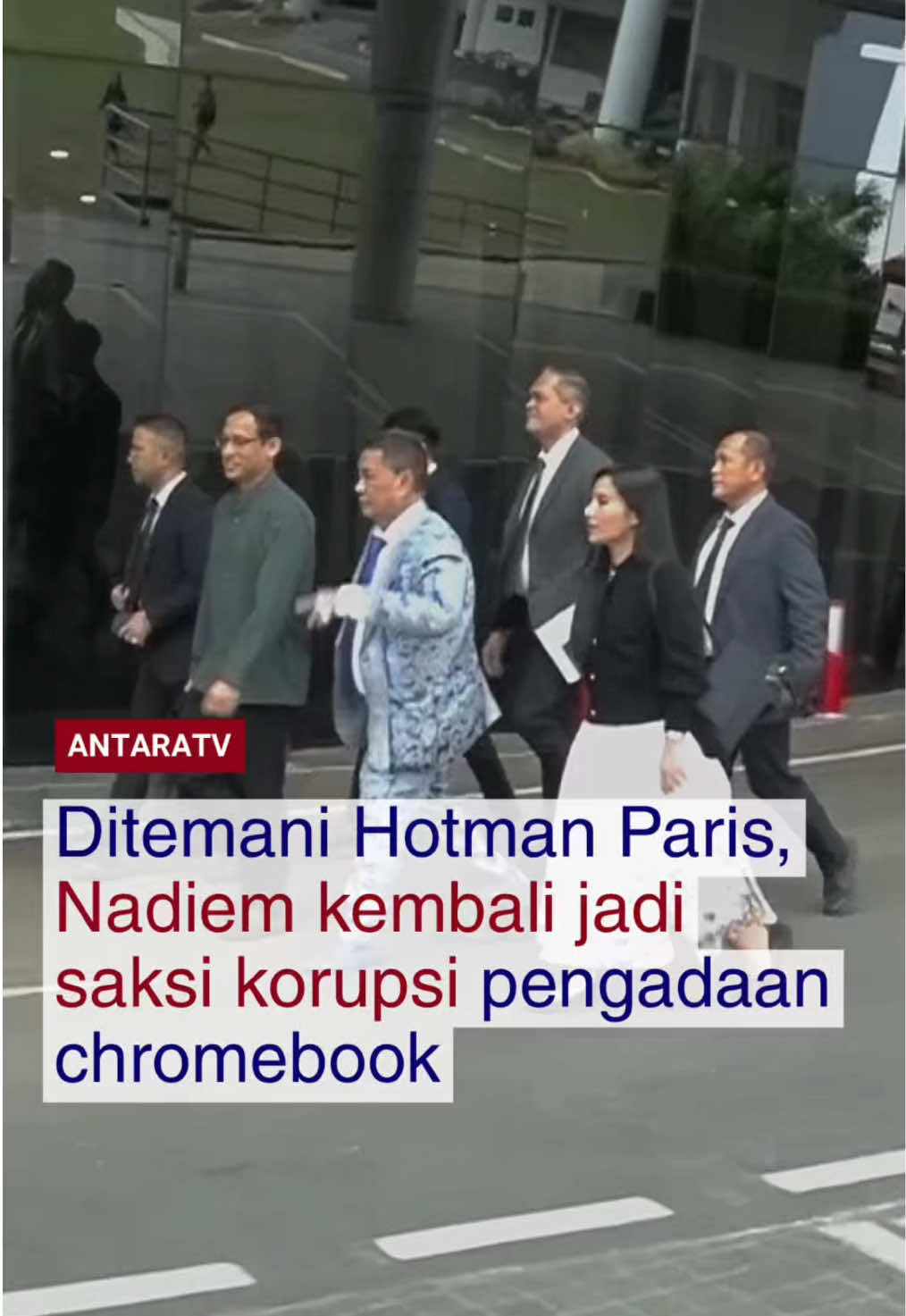 Mantan Menteri Riset, Teknologi, dan Pendidikan Tinggi Nadiem Makarim kembali memenuhi panggilan Kejaksaan Agung sebagai saksi kasus korupsi pengadaan chromebook 2019-2022. Nadiem hadir di Kejaksaan Agung Jakarta, Kamis (4/8), sekitar pukul 9.00 WIB, didampingi oleh 6 anggota kuasa hukumnya, salah satunya Hotman Paris Hutapea. Simak berita terkini dan program-program menarik Antara TV di youtube Antara TV Indonesia dan http://antaranews.com/video ! #nadiemmakarim #hotmanparis #kejaksaanagungjakarta #chromebook 