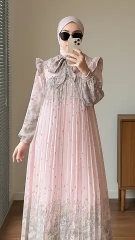 ✨ Gaya anggun & elegan untuk Lebaran atau acara spesial! 💖 Gamis Set Hijab Azura New 3 ✅ Bahan ceruty premium, jatuh & nyaman dipakai ✅ Motif mewah dengan detail cantik ✅ Sudah termasuk hijab segi 4 #gamis #gamiskekinian #gamissethijab #ootdhijab #fyp 