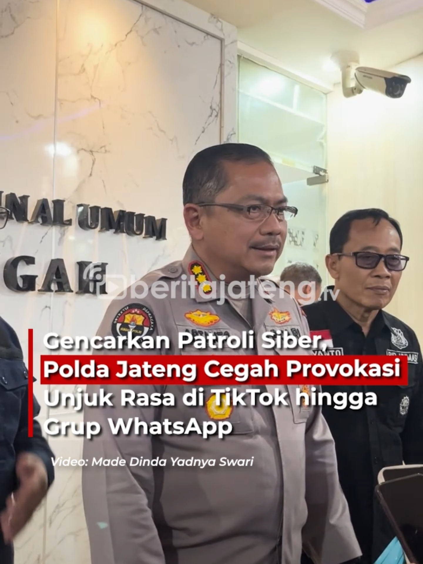 Gencarkan Patroli Siber, Polda Jateng Cegah Provokasi Unjuk Rasa di TikTok hingga Grup WhatsApp Polda Jawa Tengah mengintensifkan patroli siber untuk mengantisipasi ajakan dan provokasi demonstrasi di media sosial. Kabid Humas Polda Jateng, Kombes Pol Artanto, menyebut langkah ini dilakukan untuk mendeteksi potensi gangguan keamanan sejak dini. Menurut Artanto, setiap informasi berisi ajakan yang mengarah pada kericuhan akan segera ditindaklanjuti. Polisi memulai dengan pemantauan, pendataan, hingga pemeriksaan lebih lanjut jika ditemukan indikasi provokasi. Ia mencontohkan ajakan penyerangan kantor polisi sebagai bentuk provokasi yang bisa berujung proses hukum. Pemeriksaan pun dapat meluas ke percakapan grup WhatsApp, termasuk melakukan penelusuran profil penyebar informasi. Artanto menyebut, konten provokasi paling sering ditemukan di TikTok, meski seluruh platform media sosial tetap dipantau oleh Direktorat Siber Polda Jateng. Jika diperlukan, polisi siap mendatangi langsung rumah warga yang terindikasi menyebarkan ajakan. Meski begitu, ia memastikan kondisi Jawa Tengah saat ini tetap terkendali. “Alhamdulillah kondusif, semua aktivitas masyarakat berjalan normal, aman, dan nyaman,” ujarnya. #beritajateng #viralindonesia #viralbanget #indonesia #semarang24jam #beritaviral #beritatiktok #beritaterupdate #infofakta #infoindonesia #beritanasional #infoterupdate #jatenggayeng #semarang #beritaindonesia #viralpost #jateng