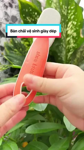 Bàn chải vệ sinh chà giày dép tiện lợi nhỏ gọn là chân ái cho chị em nội trợ luôn nè #metinbanhang #giadungthongminh #giadungtienich #giadungnhabep #banchaigiaydep 