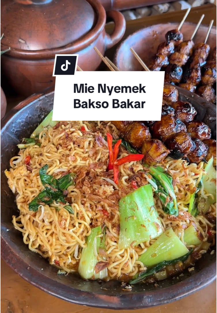 Dari dapur sederhana lahir rasa luar biasa. Mie Nyemek Bakso Bandeng Bakar, perpaduan yang bikin bahagia! ✨ Bahan Mie : - Mie instan 5 bungkus - Telur 4 butir - Pakcoy secukupnya  - Touge secukupnya - Bawang putih 5 siung  - Cabe merah besar 5 biji - Cabe rawit 10 biji - Saos sambal secukupnya  - Kecap manis secukupnya  Bahan Bakso Bakar : - Bakso ikan bandeng - Margarin - Kecap manis - Saos sambal #MieNyemekBaksoBandengBakar #BaksoBandengBakar #MieNyemek #KulinerRumahan #MasakanIndonesia #ResepHarian #IdeMasak #MakanEnak #KulinerKekinian #makter 