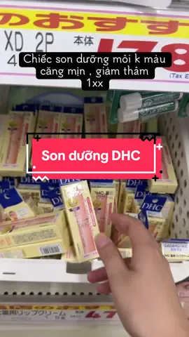 Son dưỡng DHC k màu dùng vẫn dùng sướng nhất nà 😜😜😜😜 Mềm môi lắm nha 💄Son dưỡng môi DHC Nhật không màu 💄 #1.4.0k 💋Bạn đã biết đến dòng son không màu chưa? Nhưng các dòng son không màu hiện đang gây sốt với cộng đồng bởi khả năng dưỡng môi và trị thâm môi rất hiệu quả.  💋Giải quyết được nỗi khổ của các chị em đang gặp phải tình trạng da môi thiếu sức sống và nứt nẻ. Tất cả công dụng đó sẽ có trong sản phẩm Son dưỡng môi DHC Nhật không màu. 💋DHC Lip Cream trị môi khô nứt nẻ hiệu quả. ✔️Dưỡng môi DHC với hợp chất dưỡng ẩm chiết xuất từ thực vật thiên nhiên: dầu olive nguyên chất, lô hội, cam thảo, vitamin E…giúp dưỡng ẩm cho môi mềm mại, mịn màng trong thời gian dài, phòng tránh khô, nứt nẻ môi ✔️Sản phẩm không màu, không mùi, không paraben, đặc biệt không gây bóng nhờn. ✔️Giảm thâm hiệu quả, ngăn ngừa các dấu hiệu lão hóa (như các đường rãnh thẳng trên môi) Sản phẩm không sử dụng hương liệu, ít chất bảo quản, không chứa paraben.