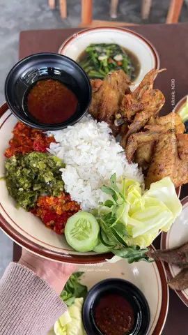 Karyawan dan mahasiswa perlu tau tempat makan serba prasmann dan bebas refill satu ini!  Bukan ayam geprek, ini ayam/ lele/ bebek goreng atau bakar yang mulai dari nasi, sambel, es teh ambil sendiri dma gratis nambah. Harganya murah, nasinya bagus, tempatnya bersih, dan makanannya enak!  DEPOT PEKAN RAYA (DPR)  @depotpekanraya  📍 Jl. Tidar, Kloncing, Sumbersari, Jember ⏰ 10.00-22.00 ✅ gofood, grabfood, shopeefood  #kulinerjember #dibuatlapernjio #kulinerviral #kulinertrending 