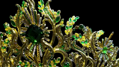 👑🇻🇳❤️‍🔥 Chỉ còn vài ngày nữa thôi là sẽ biết được đâu là chiếc vương miện chiến thắng năm nay, là 1 thí sinh mỗi lần tham gia cuộc thi, dù là cuộc thi vương miện hay trang phục dân tộc thì Bảo cũng luôn tâm huyết, dành hết tất cả sự cầu toàn và tỉ mỉ của mình trong từng thứ nhỏ nhất mà mình đặt để vào tác phẩm dự thi. Lần này, tiếp tục đồng hành cùng team vương miện Leon Nhật Ngọc Hải Trần Chí Nguyên tạo nên một tác phẩm vương miện bằng giấy SOLARA AURELIA - Hồng Nhật Kim Quang - 1 tác phẩm có thể nói là đẹp nhất từng làm trong suốt quá trình làm hàng trăm cái mô hình giấy thì đây là cái mà team mình tâm đắc nhất. Hy vọng mọi người sẽ bình chọn và mong em nó sẽ có thành tích xứng đáng. #solaraaurelia #hongnhatkimquang #vuongmienmissgrand #vuongmien #missgrandvietnam  @Bùi Thế Bảo  @BẢO KIÊN COUPLE  @BẢO KIÊN COUPLE 