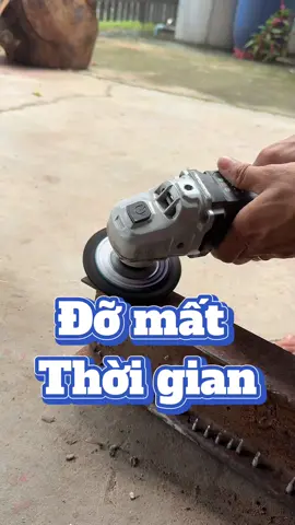 Đá mài nhám xếp đánh bóng trên vật liệu sắt #tantaifunny #damai #nhamxep 