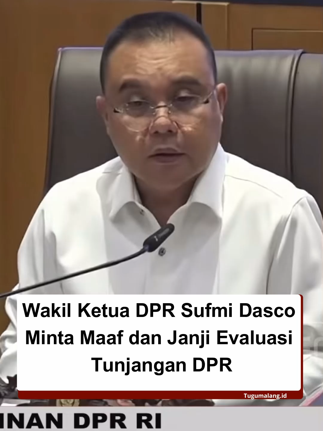 Wakil Ketua DPR RI, Sufmi Dasco Ahmad, menyampaikan permohonan maaf secara terbuka saat audiensi bersama mahasiswa di Gedung DPR RI, Senayan, Jakarta Pusat, Rabu (3/9/2025). Dalam kesempatan itu, ia menegaskan akan melakukan evaluasi menyeluruh terhadap tunjangan anggota DPR sebagai bentuk komitmen untuk menjawab kritik publik sekaligus meningkatkan transparansi lembaga. Dasco juga menambahkan bahwa DPR akan melakukan efisiensi anggaran, khususnya pada kegiatan perjalanan dinas baik di dalam maupun luar negeri yang selama ini sering menjadi sorotan masyarakat. Menurutnya, langkah efisiensi tersebut tidak hanya untuk memangkas pengeluaran, tetapi juga menjadi wujud nyata reformasi DPR yang dipimpin langsung oleh Ketua DPR RI, Puan Maharani. Selain itu, Dasco menyampaikan belasungkawa mendalam atas meninggalnya Affan Kurniawan, pengemudi ojek online yang menjadi korban terlindas kendaraan taktis Brimob, serta korban lain yang gugur saat unjuk rasa. Ia menegaskan bahwa peristiwa tersebut menjadi pengingat penting bagi DPR agar senantiasa menghargai suara rakyat dan lebih berhati-hati dalam menjaga aspirasi masyarakat. 🎥YT/TVRI PARLEMEN Baca selengkapnya di Tugumalang.id