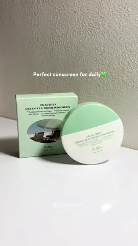 Irritated, sensitive skin? Maybe this sunscreen will be your savior! 💯👀 super light, watery texture and easy to absorb without whitecast! Suitable for daily usee 💚 #dralthea #draltheasunscreen #sunscreen #koreansunscreen #greenteafreshsunscreen 