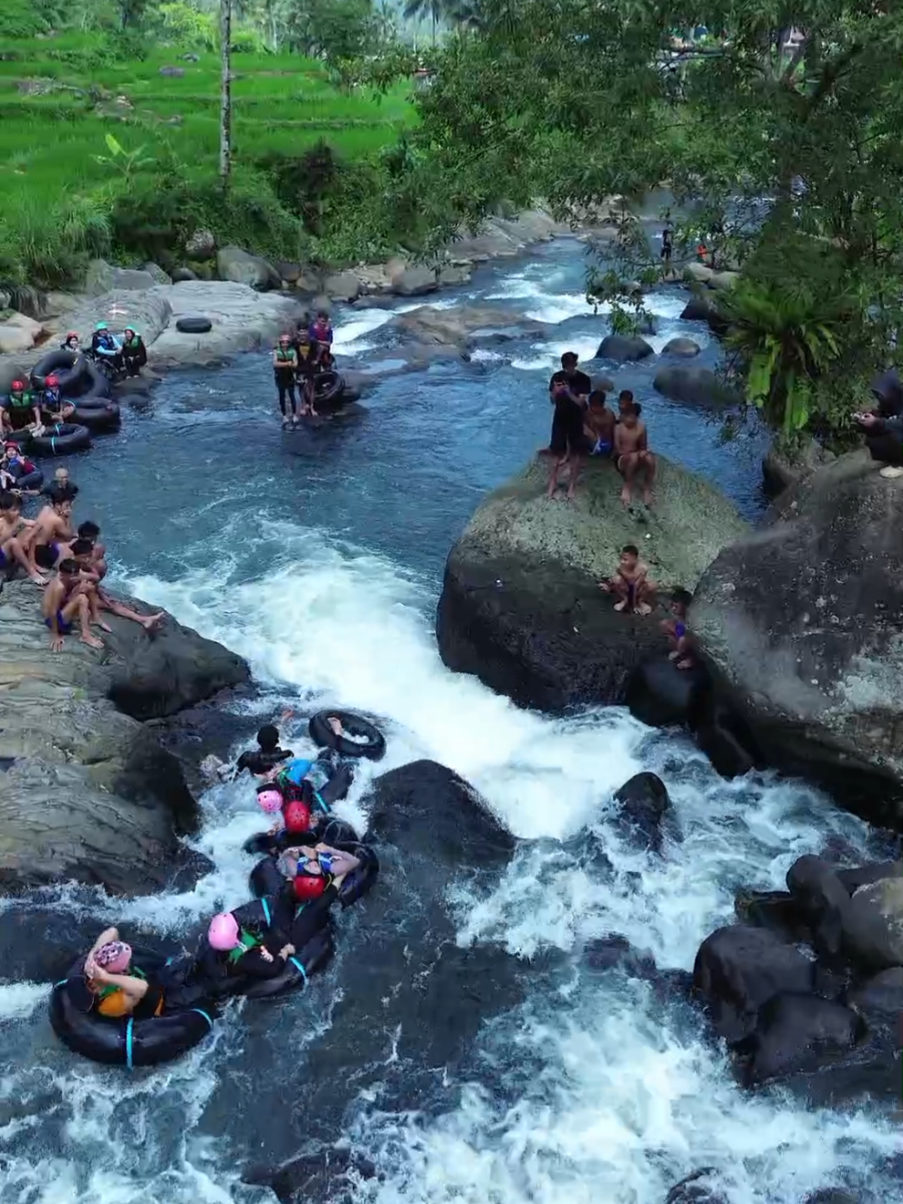 Gak harus nunggu musim libur buat main air di Cadasngampar 😎🥳 #promoseruweekend #rivertubingcadasngampar #cadasngamparofficial #cadasngamparciamis #cadasngamparsadananya @Angracana.Official @River Tubing Ciamis @River Tubing Cadas Ngampar @papalidan cadas ngampar 