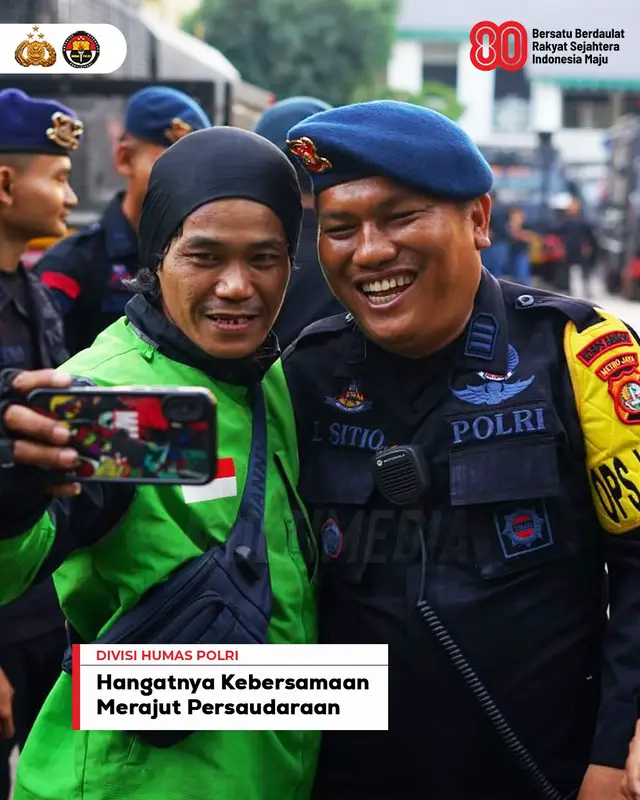 Potret personel Polri bersama driver ojek online berswafoto mengabadikan kebersamaan pasca unjuk rasa di Jakarta. Mari Kita Waspada Provokator Pemecah Belah Bangsa dan Bersama #JagaKeutuhanIndonesia