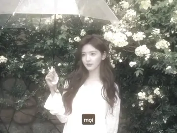 Chúng ta đã từng là tất cả của nhau,từng là tin nhắn đầu tiên buổi sáng ,là cuộc gọi cuối cùng trc khi chìm vào giấc ngủ. Những ngày tháng đó ,anh là thói quen của em ,em là cả thế giới nhỏ bé của anh. Chúng ta từng hứa hẹn ,từng vẽ ra viễn cảnh tương lai có nhau,từng nghĩ chẳng có gì có thể chia cắt dc tình yêu này. Thế nhưng ,tình yêu ,dù đẹp đến mấy ,cũng ko chống lại dc hiện thực. Có lẽ chúng ta đã gặp nhau vào một thời điểm chưa đúng. Hoặc có thể,chúng ta yêu chưa đủ trưởng thành để gìn giữ nhau những lần giận hờn,những hỉu lầm ko tên, và khoảng cách vô hình cứ ngày một lớn dần. Chúng ta dần thay đổi,dần xa lạ ngay trong chính mối quan hệ từng rất thân quen, những cuộc trò chuyện thưa dần,những lần im lặng nhìu hơn là quan tâm,rồi một ngày ko ai nói lời chia tay ,nhưng cả hai đều hỉu ,đã đến lúc phải dừng lại. Có những cuộc tình kết thúc ko phải vì hết yêu ,mà vì ko đủ sức để ở lại. Ko oán trách ,ko hối hận,chỉ còn những hoài niệm nhắc rằng đã từng có một người khiến trái tim mình rung động đến thế. Và rồi ,sau tất cả những yêu thương từng cháy bỏng ,sau bao lần vun vén và cả những lần lặng lẽ rơi nước mắt vì nhau. Cuối cùng ,mình trả nhau về vị trí ban đầu vốn em là em, anh là anh, hai kẻ xa lạ từng đi qua cuộc đời của nhau đời với tư cách là một mối tình dang dở mà thôi. #zhangrounan #fyp 