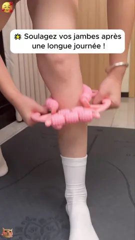 💖 Sérénité et bien-être pour vos jambes ! 🦵 Utilisez notre rouleau lymphatique avant de dormir pour un moment de relaxation. 🛍️ Commandez maintenant ! #detente #relaxation #massage #bienetre#Aa05796