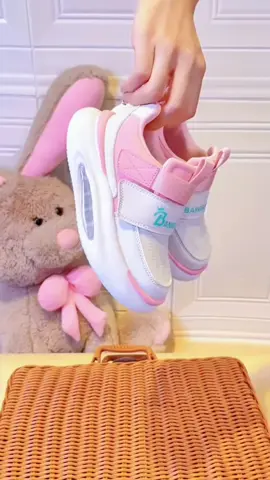 Sepatu anak stylish dengan desain sporty dan nyaman dipakai seharian. Dilengkapi sol anti-slip, bahan lembut, dan perekat praktis sehingga mudah dipakai. #sepatuanak #sepatubayi #sepatuanakcewek #sepatuanakcowok #sepatuanakviral 