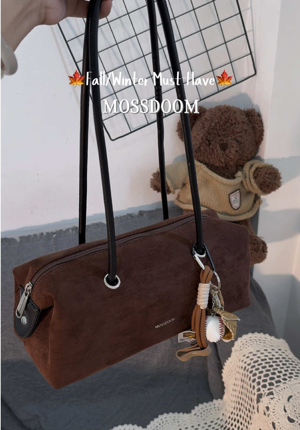 Với mức giá thế này thì phải gọi là quá hời cho một chiếc túi vừa đẹp, vừa tiện, vừa trendy. Nếu Thu Đông này bạn cần một chiếc túi ‘signature’, thì em này chính là lựa chọn đáng để chốt liền tay ❤️🟤 #review #bag #tuixach ##tuixachnu##mossdoom