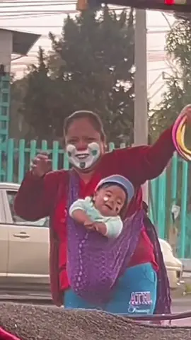 Bola kecil yang dilempar itu ringan… tapi perjuangannya? Berat. Gak semua ibu punya segalanya… tapi mereka selalu kasih yang terbaik buat anaknya. Video : Instagram alz_3910