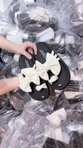 Dép bánh mì xo ngón nơ #reviewgiaydepgiare #DépLê2025 #DépLêSiêuÊm #déplêthờitranggrilphố 