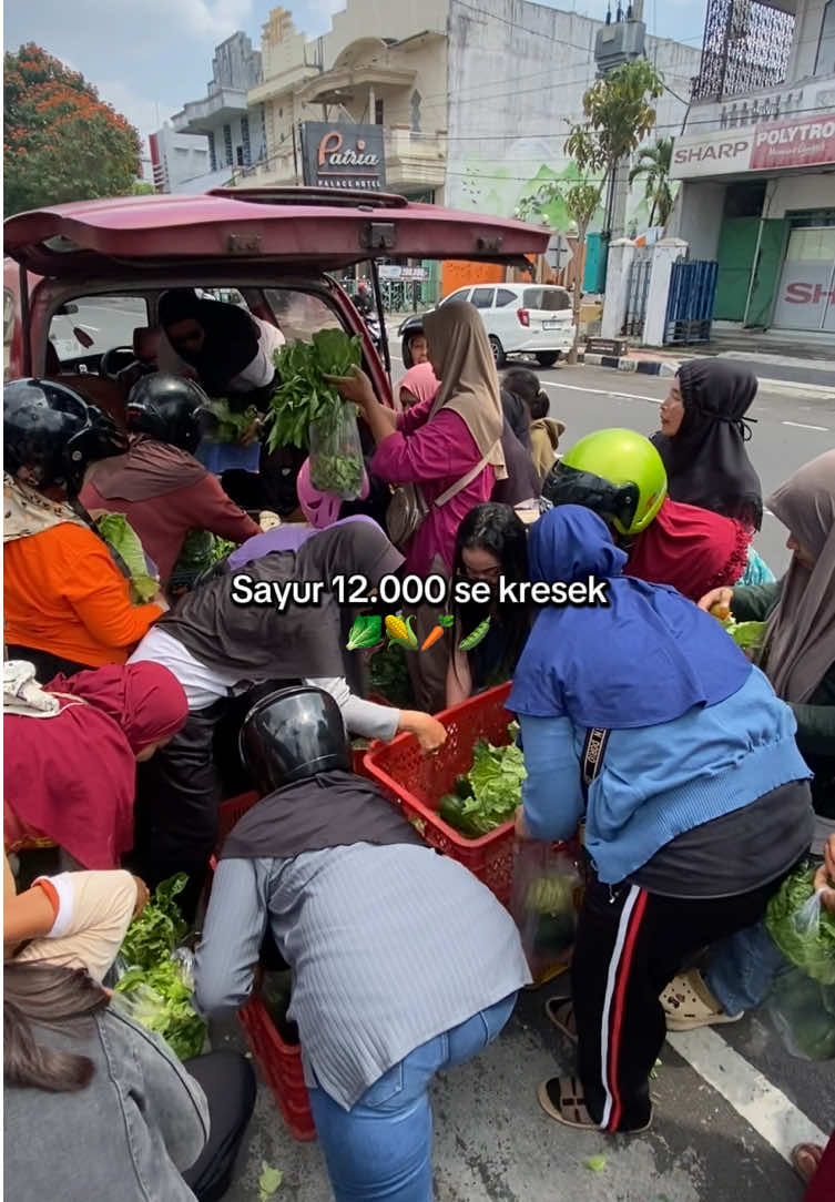 Day 1 warr sayur 12.000/kresek 🤣 Tiba2 lewat fyp trus bilang ke ibuk langsung diajakin ngewar hahahha #blitar24jam #sayurmurah 