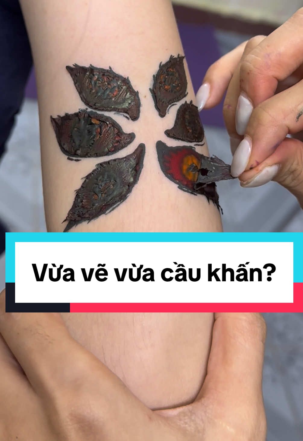 Vừa vẽ henna vừa cầu khấn là có thật nha các bạn ơi 😂 tâm linh hổng có đùa được đâu #henna #hennaart #vẽ @QQ Henna xăm tạm thời 