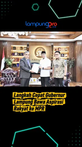 Gubernur Lampung Rahmat Mirzani Djausal bertemu dengan Ketua Majelis Permusyawaratan Rakyat (MPR) RI Ahmad Muzani dan Wakil Menteri Sekretaris Negara Juri Ardiantoro di Jakarta, Rabu (3/9/2025). Dalam pertemuan tersebut, Gubernur Mirza secara resmi menyampaikan sejumlah aspirasi strategis masyarakat Lampung yang sebelumnya disuarakan dalam aksi damai mahasiswa dan elemen masyarakat. Aspirasi ini diteruskan untuk menjadi perhatian Presiden Prabowo Subianto. Mirza menegaskan, langkahnya ini merupakan bentuk tanggung jawab agar suara rakyat Lampung bisa terdengar di tingkat nasional. Aspirasi yang disampaikan Mirza merupakan rangkuman tuntutan dari demonstrasi damai yang digelar pada Senin (1/9/2025) di depan Gedung DPRD Provinsi Lampung. Aksi berlangsung aman dan kondusif berkat kolaborasi Pemerintah Provinsi Lampung bersama Forkopimda dalam membuka ruang dialog. Dalam aksi tersebut, Gubernur Mirza didampingi Ketua DPRD Lampung, Pangdam XXI/Radin Inten, Kapolda Lampung, Kajati Lampung, serta sejumlah anggota DPRD. Mereka duduk bersama massa aksi untuk mendengar langsung tuntutan yang disuarakan. Adapun tuntutan strategis yang diajukan meliputi: Mendesak DPR mengesahkan RUU Perampasan Aset. Menolak kenaikan tunjangan dan gaji DPR. Mendesak evaluasi menteri-menteri bermasalah. Meminta partai politik menarik kader bermasalah. Mendesak mutasi total di tubuh Polri, termasuk Kapolri, serta evaluasi menyeluruh terhadap Polda Lampung. Menuntut Lampung bebas dari sektor perkebunan PT SGC dan membebaskan lahan Anak Tua. Menolak efisiensi kualitas gaji guru. Mendesak peningkatan kualitas gaji guru dan dosen. Mendesak percepatan pembahasan RUU KUHP. Mendesak Menteri ATR/BPN segera melakukan reformasi agraria di Lampung dan membebaskan lahan Anak Tua. Ketua MPR RI Ahmad Muzani, menyambut baik inisiatif Gubernur Lampung yang membawa langsung suara masyarakat ke tingkat pusat. Ia menegaskan aspirasi tersebut akan diteruskan kepada pihak terkait, termasuk Presiden. #gubernurlampung #rahmatmirzanidjausal #tuntuanmahasiswa #ahmadmuzani #PrabowoSubianto 