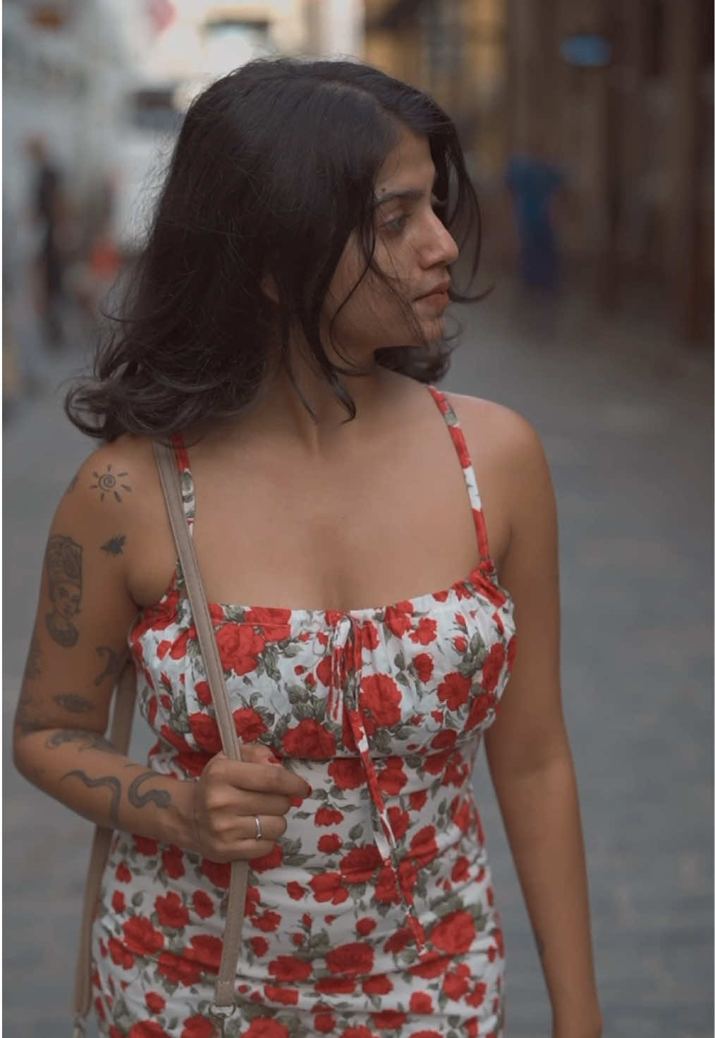 ඉදහිට ආයේ හමුවෙලා දොඩමලු වී මා හා ඉමු පෙර වාගේ සැනසිලා මදකට ළං වීලා කවුරුවත් නෑ මේ තරම් නං ආදරේ දීලා යන්නේ නෑ මං හීනෙකින්වත් තාරුකා සොයලා… . .@Chenara DODGE 🌸  #fyp #foryoupage #foryou #srilankan_tik_tok #pavanikothalawala 