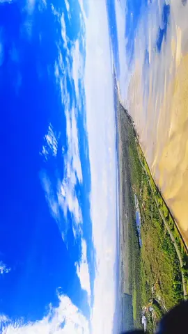 Belitung itu indah, salah satunya di karenakan banyaknya pantai yang indah di sepanjang pantai di Belitung.  Pemandangan langit, pantai, dan hutan yang indah dalam satu frame.  #wonderfulindonesia #belitung #fypシ #fyp #uavdrone 