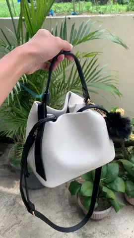 bostanten emang ga pernah gagal 🖤🤍 #tas #tasselempang #taswanita #fypppppppppppppppppppppp 