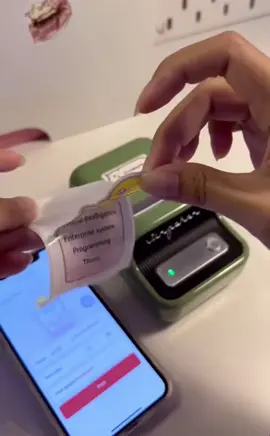 Imprimante mini thermique, fabricant d'autocollants portable sans encre, imprimante pour téléphone, imprimante d'étiquettes sans fil avec ruban, imprimante de poche gratuite pour notes et enfants DIY, compatible avec IOS et Android