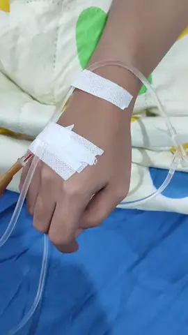 dirawat dirumah aja karena lemes, ini enak nya jadi tenaga medis, walaupun udh gak kerja lagi, bisa telpon temen minta tlong infusin kalau ke RS rempong bgt😵‍💫🥹