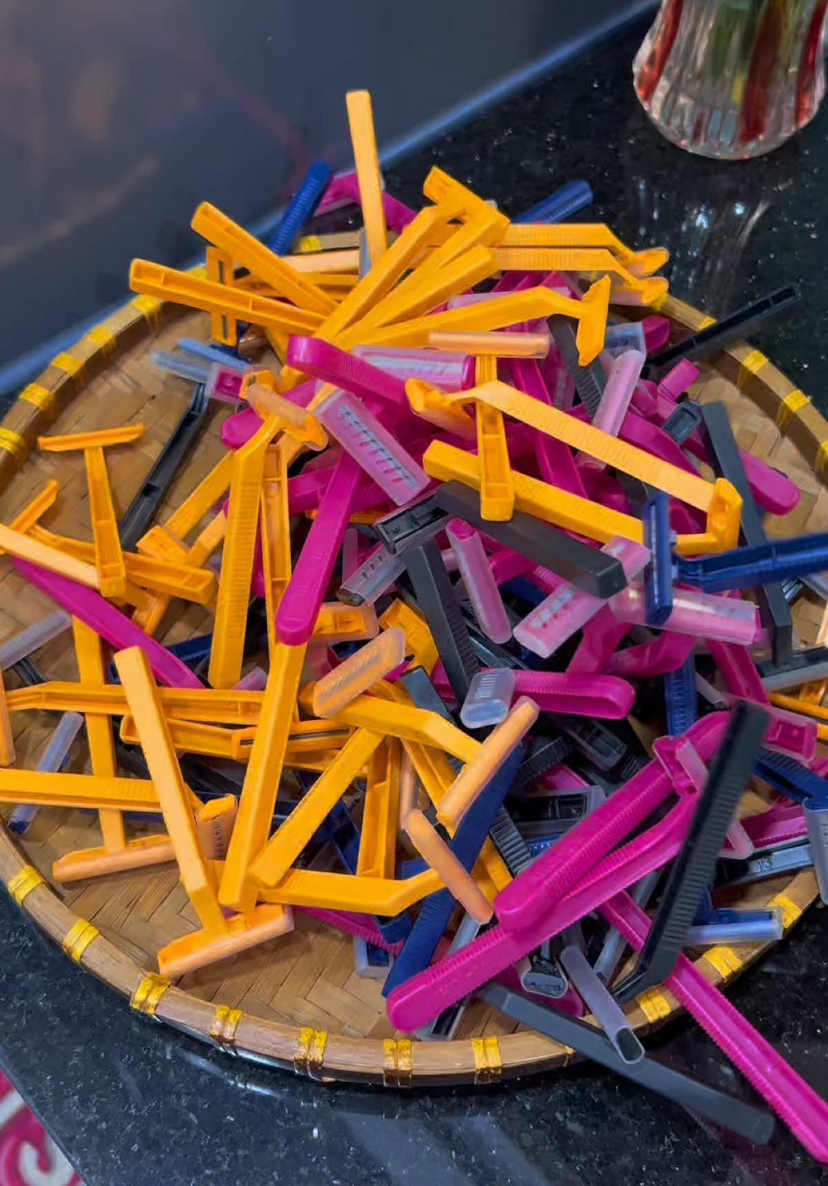 Combo 50 cây dao cạo râu nam nữ sài được #emkieutaphoa #daocaorau #daocaorautienloi #daocaoraudanang #daocaoraugiare 