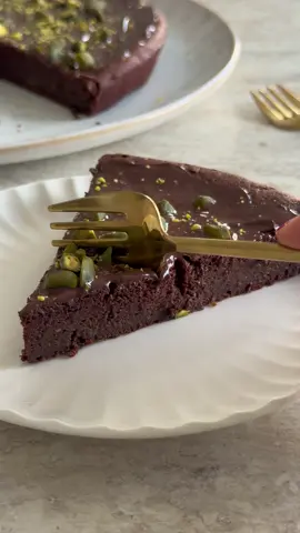 GÂTEAU ultra fondant 🍫 Vous avez déjà testé le gâteau chocolat / courgette ?? On ne sent pas absolument pas la courgette, ça permet juste d’avoir un gâteau hyyyyper fondant 🤤 LES INGRÉDIENTS :  200gr Chocolat noir (165gr + 40gr) 200gr Courgette râpée  25gr Cacao  40gr Farine  60gr Sucre  4 Oeufs  RECETTE :  Préchauffer le four à 180 degrés.  Séparer les blancs des jaunes de vos oeufs.  Râper votre courgette puis la mélanger avec les jaunes d’oeufs, 165gr de chocolat fondu, le cacao, la farine et le sucre.  Battre vos blancs d’oeufs en neige puis les incorporer délicatement dans votre préparation.  Déposer la préparation dans un moule beurré puis enfourner pour environ 20/25 minutes.  A la sortie du four, laisser tiédir. Faire fondre les 40gr de chocolat restants puis l’étaler sur votre gâteau, finir avec quelques pistaches concassées.  _______________________ 🍪 -5% chez @koro_fr avec le code MARJOLAINE5 🍵 -10% chez @anatae_matcha avec le code MARJOLAINE #nourriture #food #collation #ideerepas #recetteexpress     