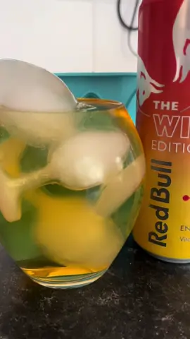 Red Bull Winter Edition Fuji Apple & Ginger! Honest opinion, it’s a bit bland! Would make a nice mixer but not something I would pick up for a flavour hit! #redbull #redbullwinteredition #energydrink #caffeine #drink 