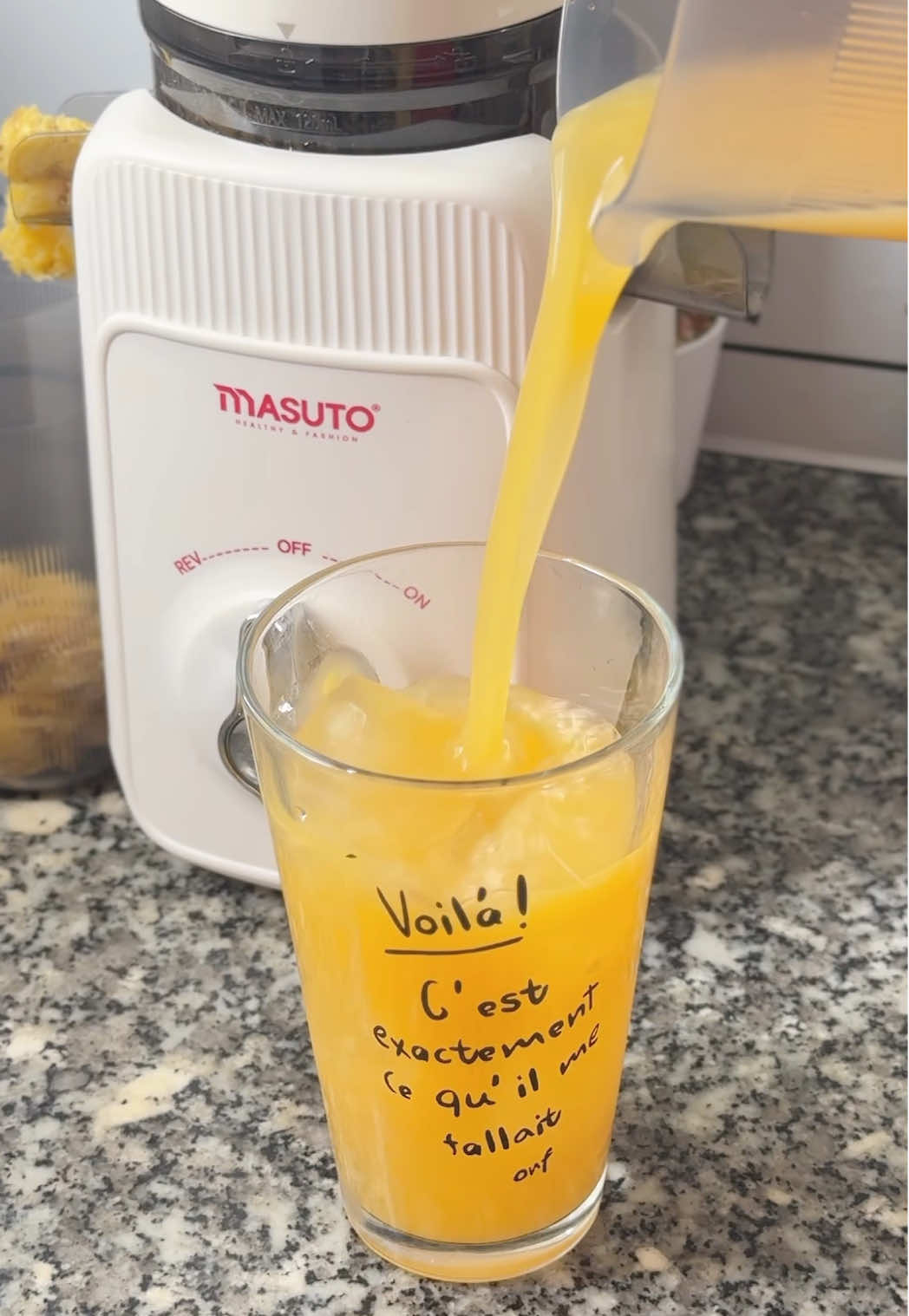 Với Masuto, chuyện ép trái cây siêu mịn, giữ trọn vitamin chỉ là bước khởi đầu. Điều đặc biệt là bạn còn có thể biến hoa quả đông lạnh thành kem trái cây mát lạnh, mềm mịn chuẩn tiệm, chỉ trong vài phút ngay tại nhà. Không đường, không chất bảo quản – chỉ có 100% trái cây nguyên chất, healthy mà cả gia đình đều mê. Một chiếc máy – ngàn công dụng, vừa giữ dáng – đẹp da – giải khát – chill cực đỉnh. Masuto, không chỉ là máy ép… mà là bí kíp biến căn bếp thành quán juice & kem mini! #masuto #mayepchammasuto #mayepcham #giadungtienich #giadungthongminh 