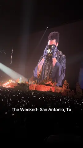 Wait til the end to hear this man’s vocals 😍 #SATX #sanantonio #theweekndconcert #theweeknd #vocals 