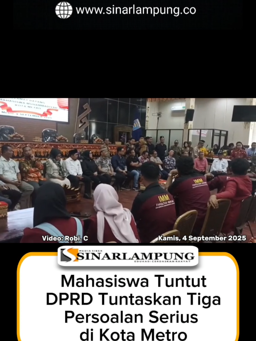 Kota Metro, sinarlampung.co - Ratusan mahasiswa yang tergabung dalam Aliansi Mahasiswa Kota Metro menggelar aksi demonstrasi di depan Kantor DPRD Kota Metro, Kamis (4/9/2025). ‎ ‎Aksi ini dilakukan sebagai bentuk protes terhadap berbagai persoalan yang dinilai merugikan masyarakat, antara lain masalah penanganan sampah yang belum maksimal, dugaan beredarnya beras oplosan di pasaran, serta pengelolaan dana Bantuan Operasional Sekolah (BOS) yang dianggap tidak transparan. ‎ ‎Koordinator aksi, Ahmad Fauzan, dalam orasinya menyatakan bahwa mahasiswa turun ke jalan karena kecewa terhadap kinerja pemerintah daerah.  “Kami menuntut DPRD Kota Metro untuk serius menyelesaikan persoalan sampah, mengusut tuntas peredaran beras oplosan, serta mengawasi penggunaan dana BOS agar tepat sasaran dan tidak disalahgunakan,” tegasnya. ‎ ‎Para mahasiswa juga menyerahkan surat pernyataan tuntutan kepada pimpinan DPRD Kota Metro. Mereka meminta agar jawaban dari pemerintah daerah bisa segera disampaikan dalam waktu dekat. ‎ ‎Aksi yang dimulai sejak pukul 09.00 WIB itu berlangsung tertib dengan pengawalan aparat kepolisian. Mahasiswa membawa spanduk, poster, dan pengeras suara untuk menyampaikan aspirasi mereka, sebelum akhirnya membubarkan diri sekitar pukul 13.00 WIB. (Red)