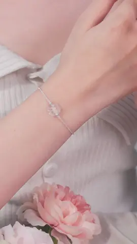 LT0417 - Lắc tay charm cỏ bốn lá biểu tượng may mắn, tài lộc, hạnh phúc. Kết hợp với đá thạch anh trắng mang ý nghĩa giảm stress, cải thiện suy nghĩ và tình cảm, chữa lành tâm hồn🌷 #daychuyenbactlee #lactaybactlee #trangsuc #khuyentaibactlee #tleejewelry 