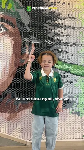 Persebaya Store kedatangan tamu spesial, Rek! 🇦🇺💚 Bonek cilik asal Australia mampir langsung nang Persebaya Store!😍 Terimakasih untuk Hunter dan keluarga yang menyempatkan waktunya untuk berkunjung ke Persebaya Store. Semoga dengan Jersey Persebaya Anniversary 98th makin semangat latihan bal-balan yo, Le! 😝⚽️  Salam satu nyali, Wani!  #KitaPersebaya #BanggaBeliAsli
