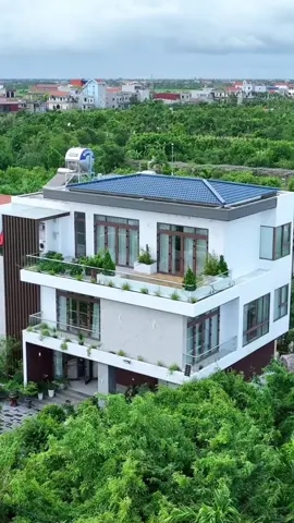 Mãi sau này tui mới nhận ra,  tình yêu bố mẹ dành cho con cái là thứ duy nhất trên đời không yêu cầu con phải cố gắng mới có được, cũng không cần con phải xứng hay không xứng. Và “Điều tốt đẹp nhất trên đời là khi con trưởng thành thì bố mẹ vẫn chưa quá già, con có năng lực đền đáp và bố mẹ vẫn khoẻ mạnh” ❤️  #vulanbaohieu #tuilasoiday 
